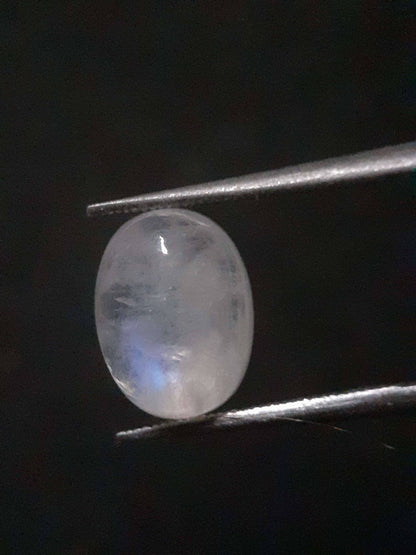 Natural Moonstone - faint blue adularescence - 3.220 ct - oval cabochon