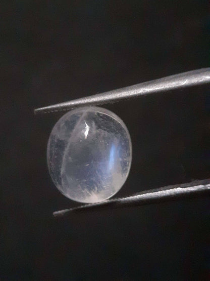 Natural Moonstone - faint blue adularescence - 3.518 ct - oval cabochon