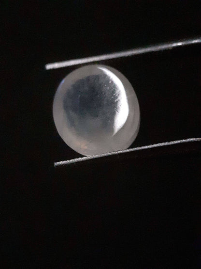 Natural Moonstone - faint blue adularescence - 3.518 ct - oval cabochon