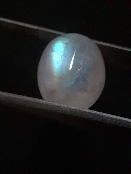 Natural Moonstone - greenish blue adularescence - 13.385 ct - oval cabochon