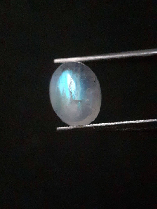 Natural Moonstone - light blue adularescence - 2.235 ct - oval - certified natural