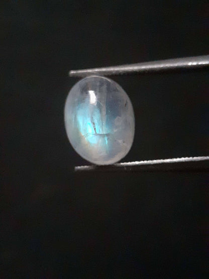 Natural Moonstone - light blue adularescence - 2.235 ct - oval - certified natural