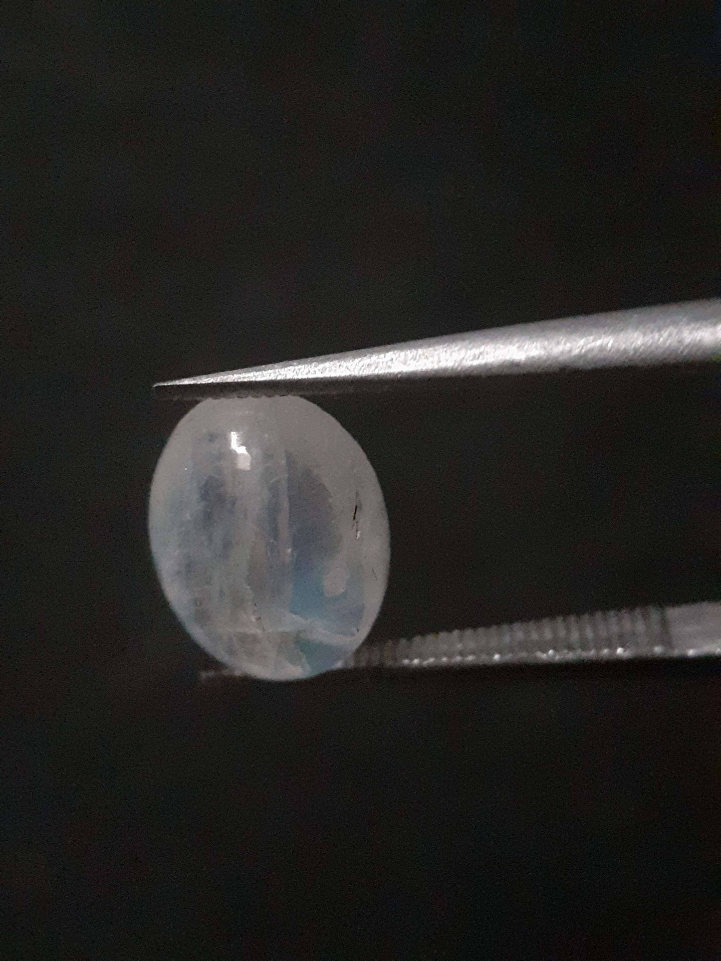 Natural Moonstone - light blue adularescence - 2.235 ct - oval - certified natural