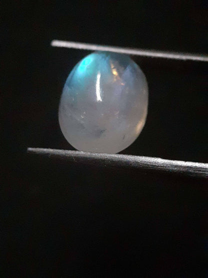 Natural Moonstone - light blue adularescence - 4.039 ct - oval cabochon