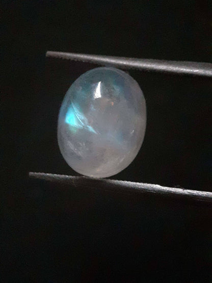 Natural Moonstone - light blue adularescence - 4.039 ct - oval cabochon