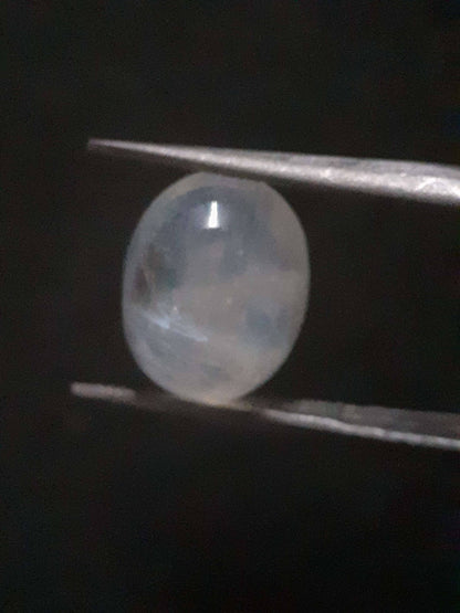 Natural Moonstone - light blue adularescence - 4.039 ct - oval cabochon