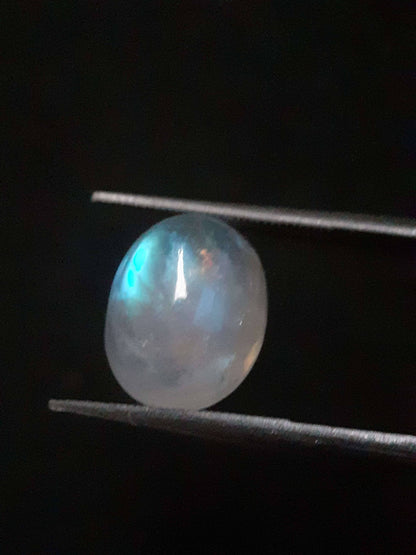 Natural Moonstone - light blue adularescence - 4.039 ct - oval cabochon