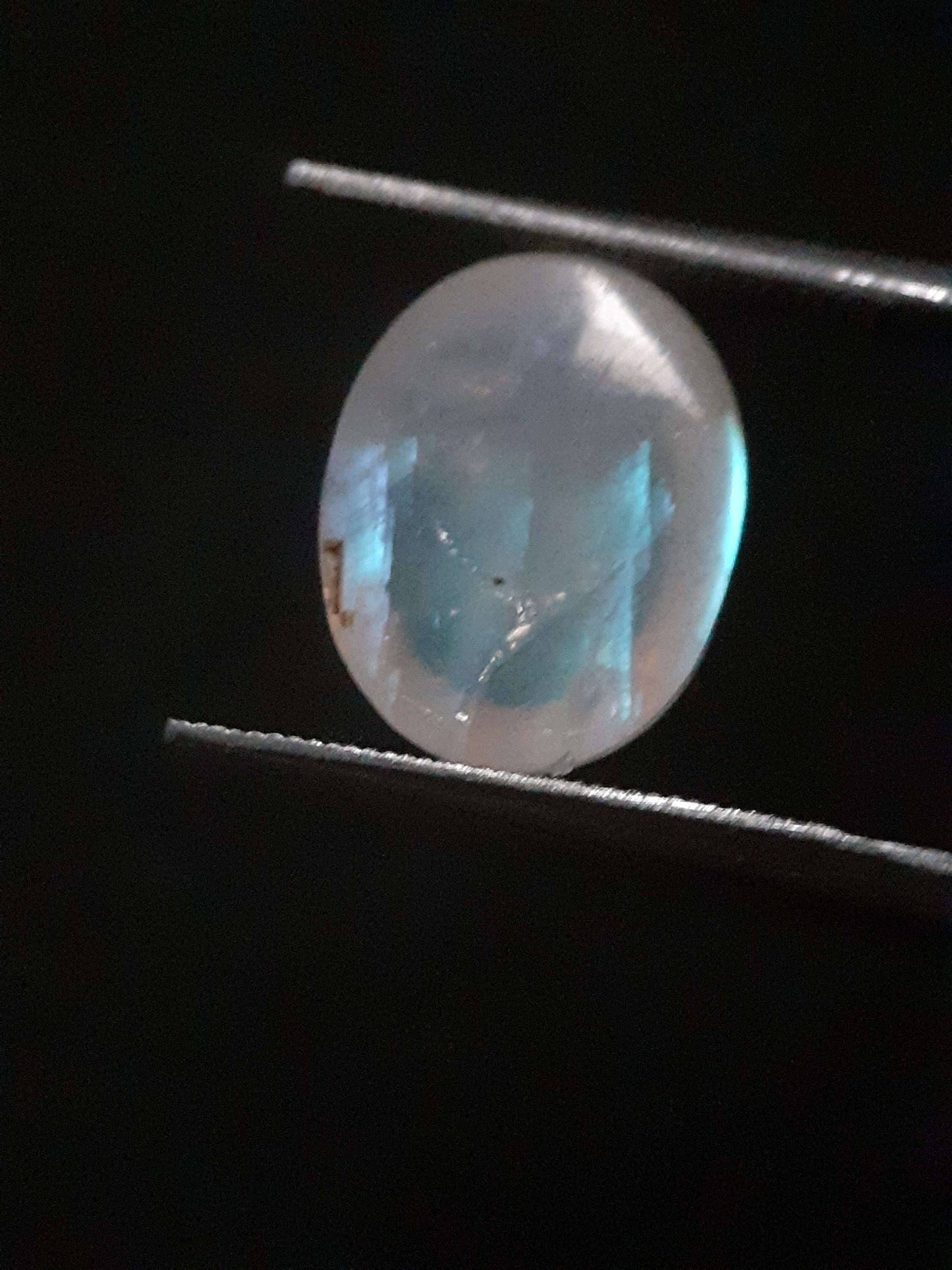 Natural Moonstone - light blue adularescence - 4.039 ct - oval cabochon