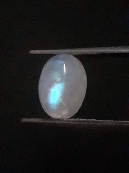 Natural Moonstone - light blue adularescence - 4.148 ct - oval cabochon