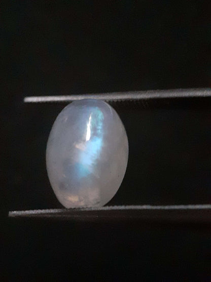 Natural Moonstone - light blue adularescence - 4.148 ct - oval cabochon