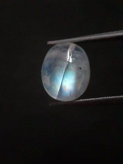 Natural Moonstone - light blue adularescence - 4.160 ct - oval cabochon