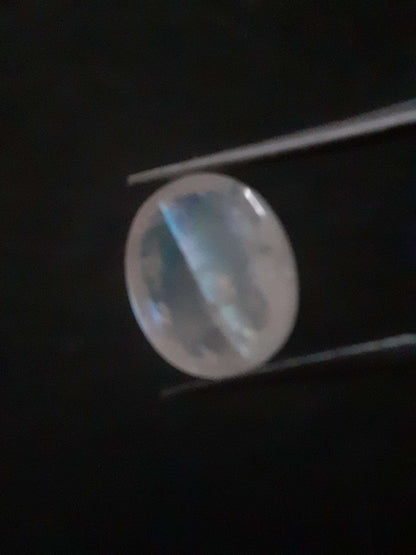 Natural Moonstone - light blue adularescence - 4.160 ct - oval cabochon