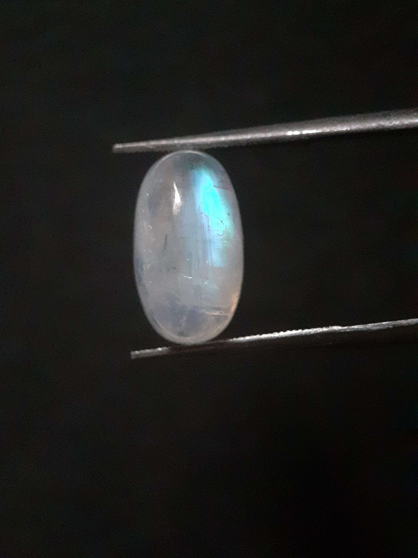 Natural Moonstone - light blue adularescence - 5.010 ct - oval - certified natural