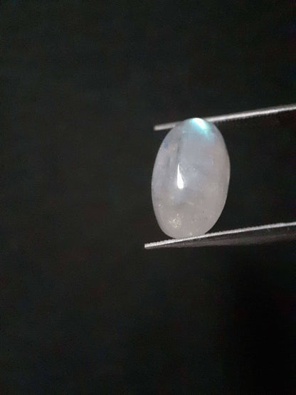 Natural Moonstone - light blue adularescence - 5.010 ct - oval - certified natural