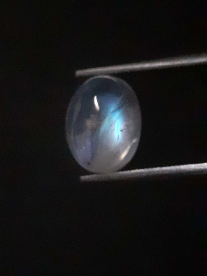 Natural Moonstone - light blue and blue adularescence - 2.099 ct - oval cabochon