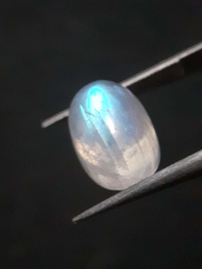 Natural Moonstone - light blue and blue adularescence - 4.099 ct - oval - certified natural