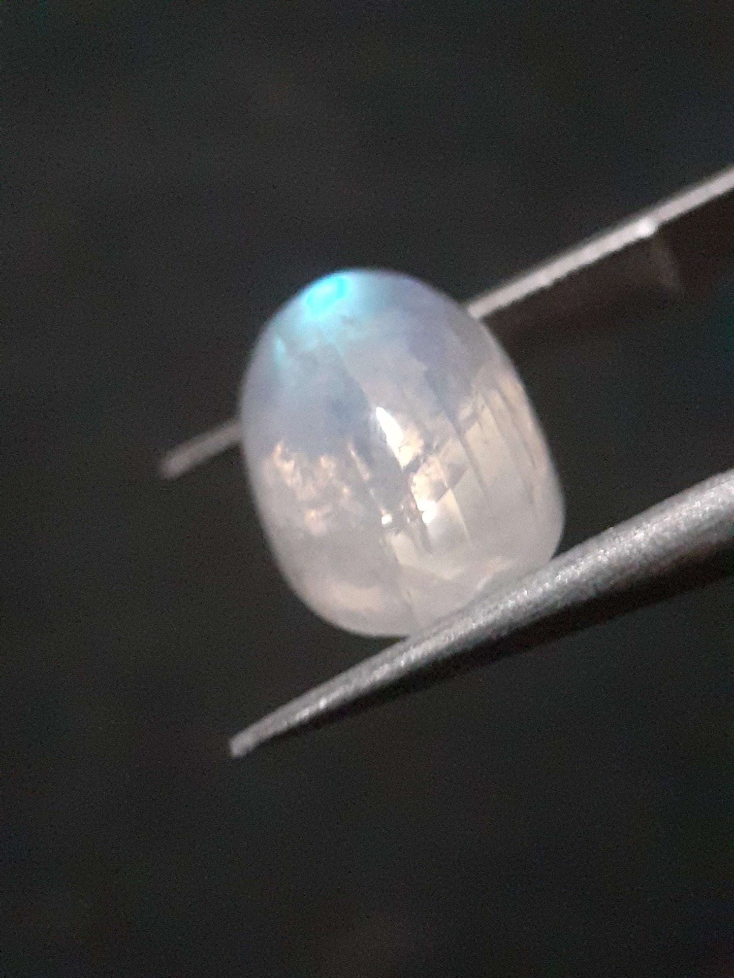 Natural Moonstone - light blue and blue adularescence - 4.099 ct - oval - certified natural