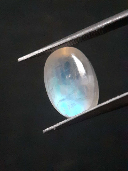 Natural Moonstone - light blue and blue adularescence - 4.099 ct - oval - certified natural