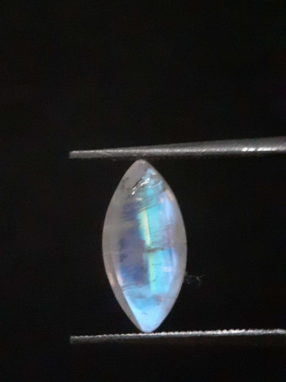 Natural Moonstone - lightblue and purplish blue adularescence - 2.298 ct - marquise cabochon