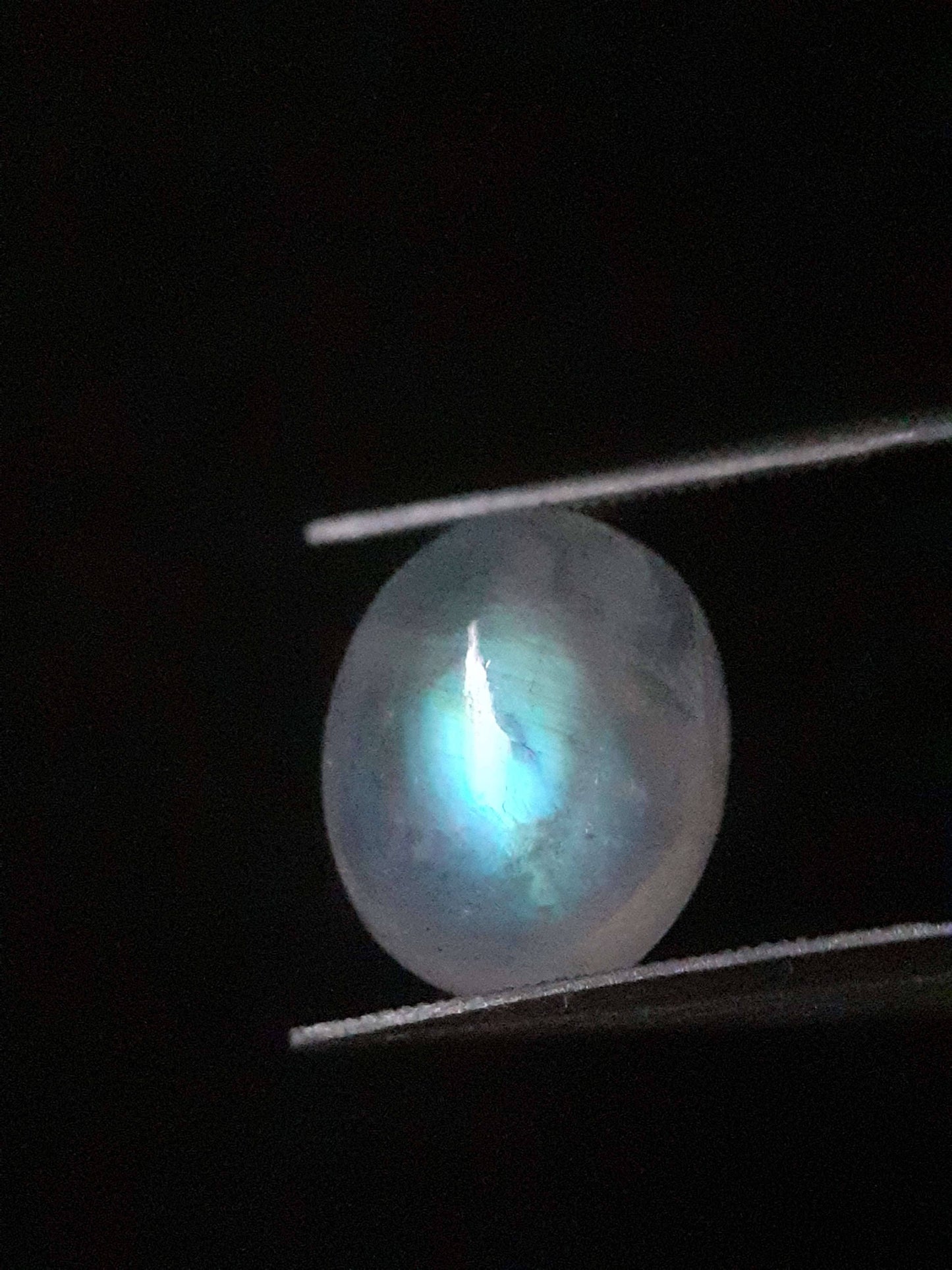 Natural Moonstone - orangey yellow and pale blue adularescence - 3.883 ct - oval