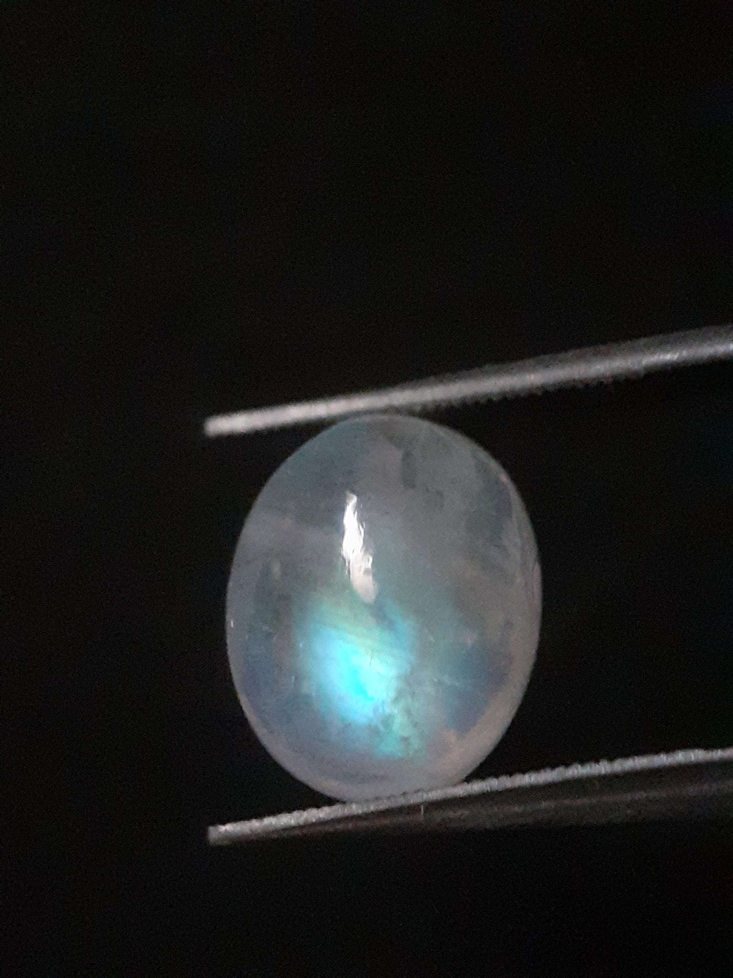 Natural Moonstone - orangey yellow and pale blue adularescence - 3.883 ct - oval