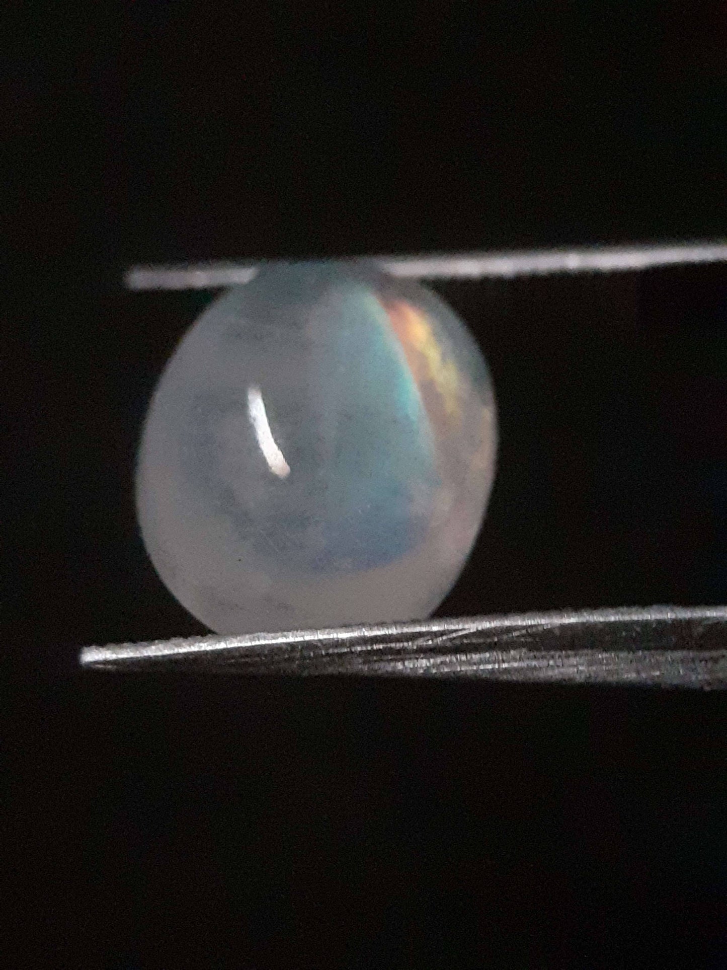 Natural Moonstone - orangey yellow and pale blue adularescence - 3.883 ct - oval