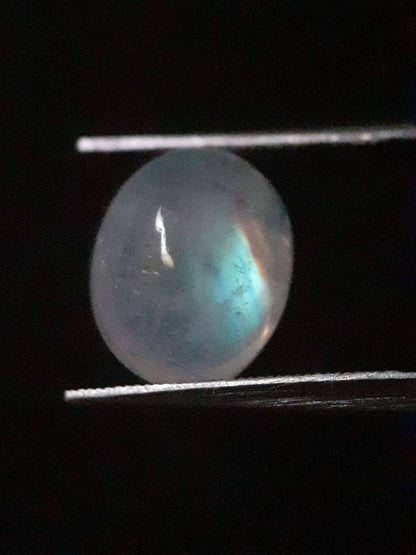 Natural Moonstone - orangey yellow and pale blue adularescence - 3.883 ct - oval