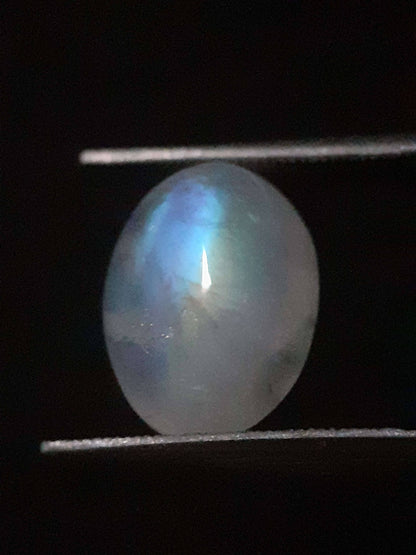 Natural Moonstone - orangey yellow and pale blue adularescence - 3.923 ct - oval