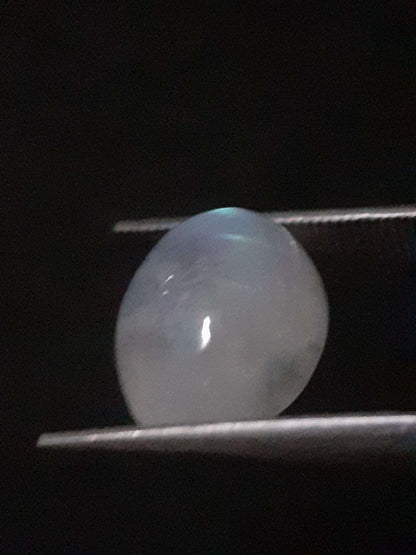 Natural Moonstone - orangey yellow and pale blue adularescence - 3.923 ct - oval