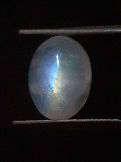 Natural Moonstone - orangey yellow and pale blue adularescence - 3.923 ct - oval