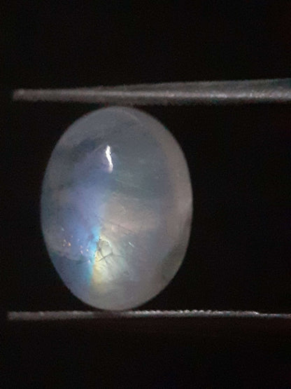 Natural Moonstone - orangey yellow and pale blue adularescence - 3.923 ct - oval