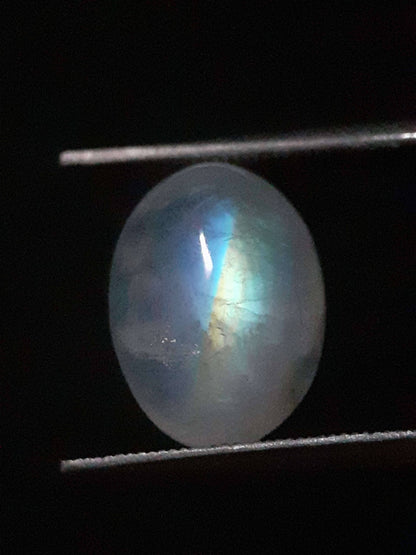 Natural Moonstone - orangey yellow and pale blue adularescence - 3.923 ct - oval