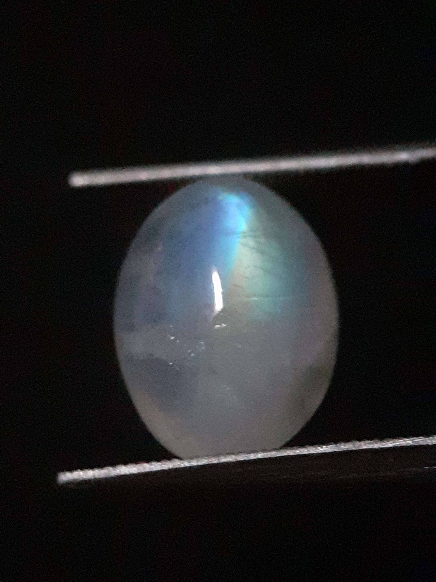 Natural Moonstone - orangey yellow and pale blue adularescence - 3.923 ct - oval