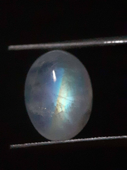 Natural Moonstone - orangey yellow and pale blue adularescence - 3.923 ct - oval