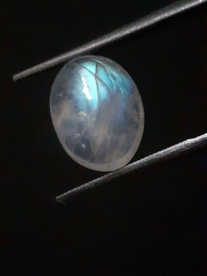 Natural Moonstone - pale blue adularescence - 3.374 ct - oval cabochon