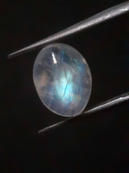 Natural Moonstone - pale blue adularescence - 3.374 ct - oval cabochon