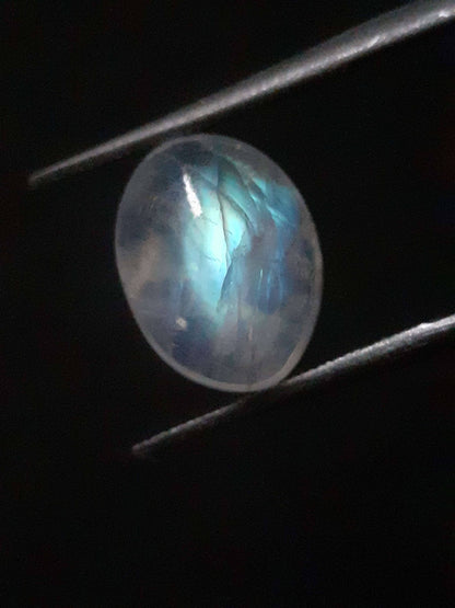 Natural Moonstone - pale blue adularescence - 3.374 ct - oval cabochon