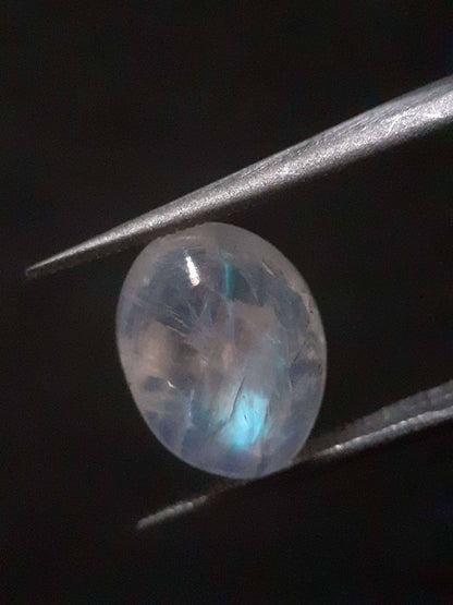 Natural Moonstone - pale blue adularescence - 3.374 ct - oval cabochon