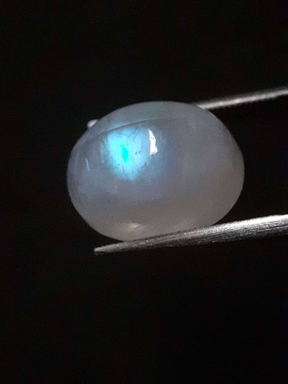 Natural Moonstone - pale blue adularescence - 8.064 ct - oval cabochon