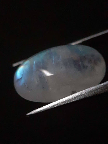 Natural Moonstone - pale blue to blue adularescence - 9.355 ct - oval cabochon