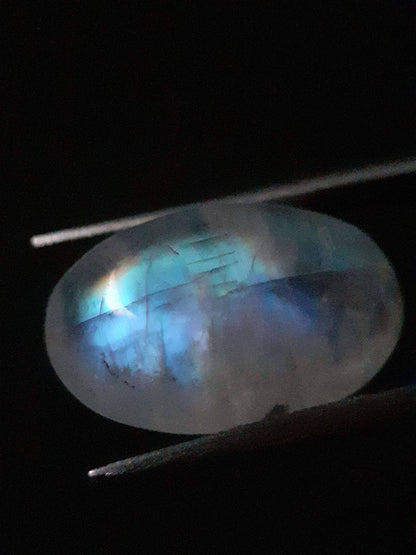 Natural Moonstone - pale blue to blue adularescence - 9.355 ct - oval cabochon