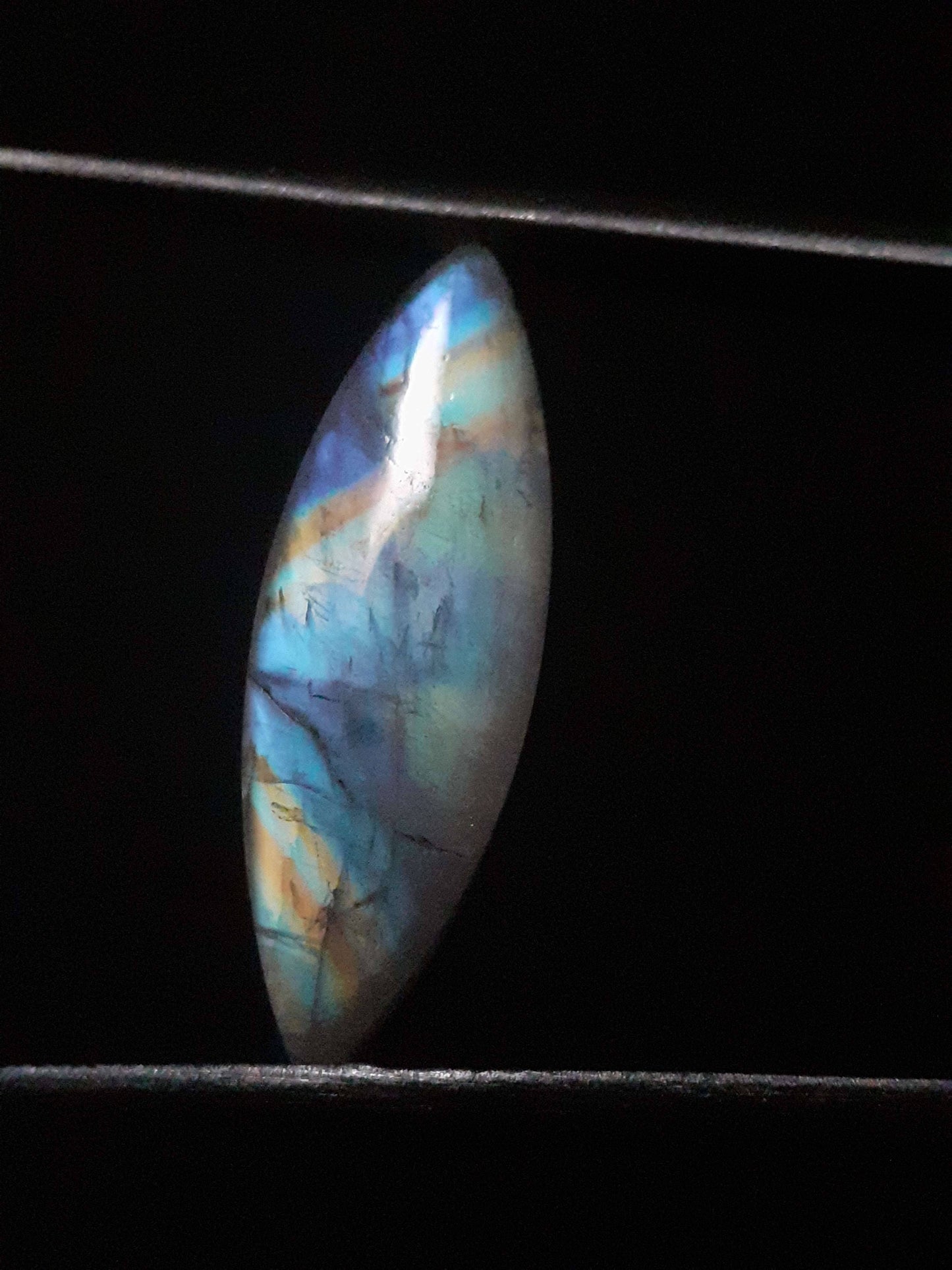 Natural Moonstone - rainbow adularescence - 7.535 ct - marquise cabochon