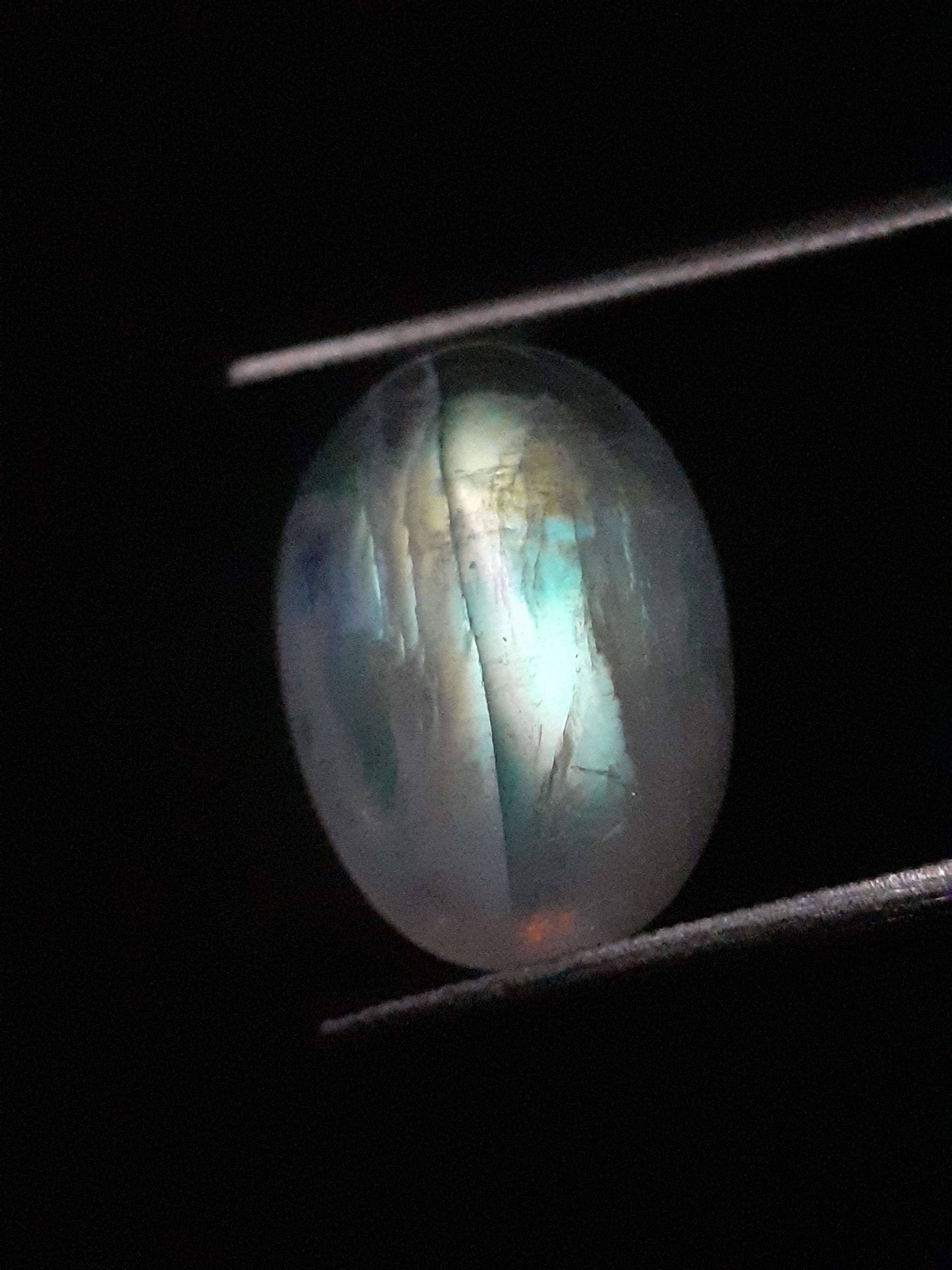 Natural Moonstone - tricolor adularescence - 4.315 ct - oval - certified natural