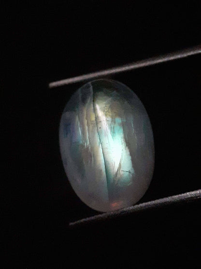 Natural Moonstone - tricolor adularescence - 4.315 ct - oval - certified natural