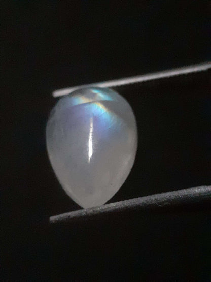 Natural Moonstone - yellow and blue adularescence - 3.304 ct - pear