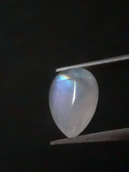 Natural Moonstone - yellow and blue adularescence - 3.304 ct - pear