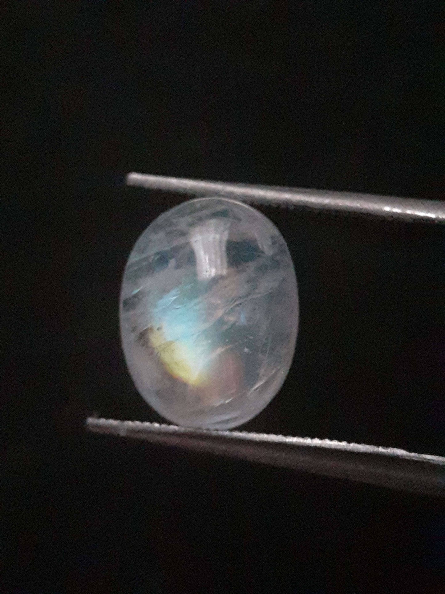 Natural Moonstone - yellow and greenish blue adularescence - 2.889 ct - oval