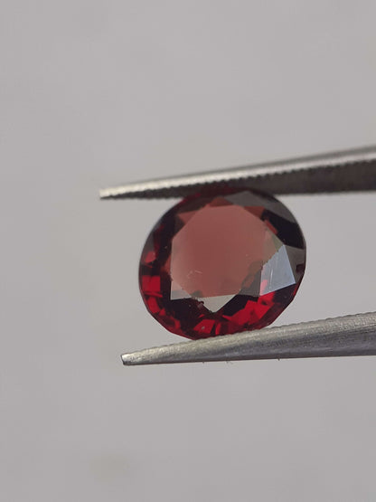 Natural orangy red Garnet - 2.078 ct - Oval - unheated - Africa