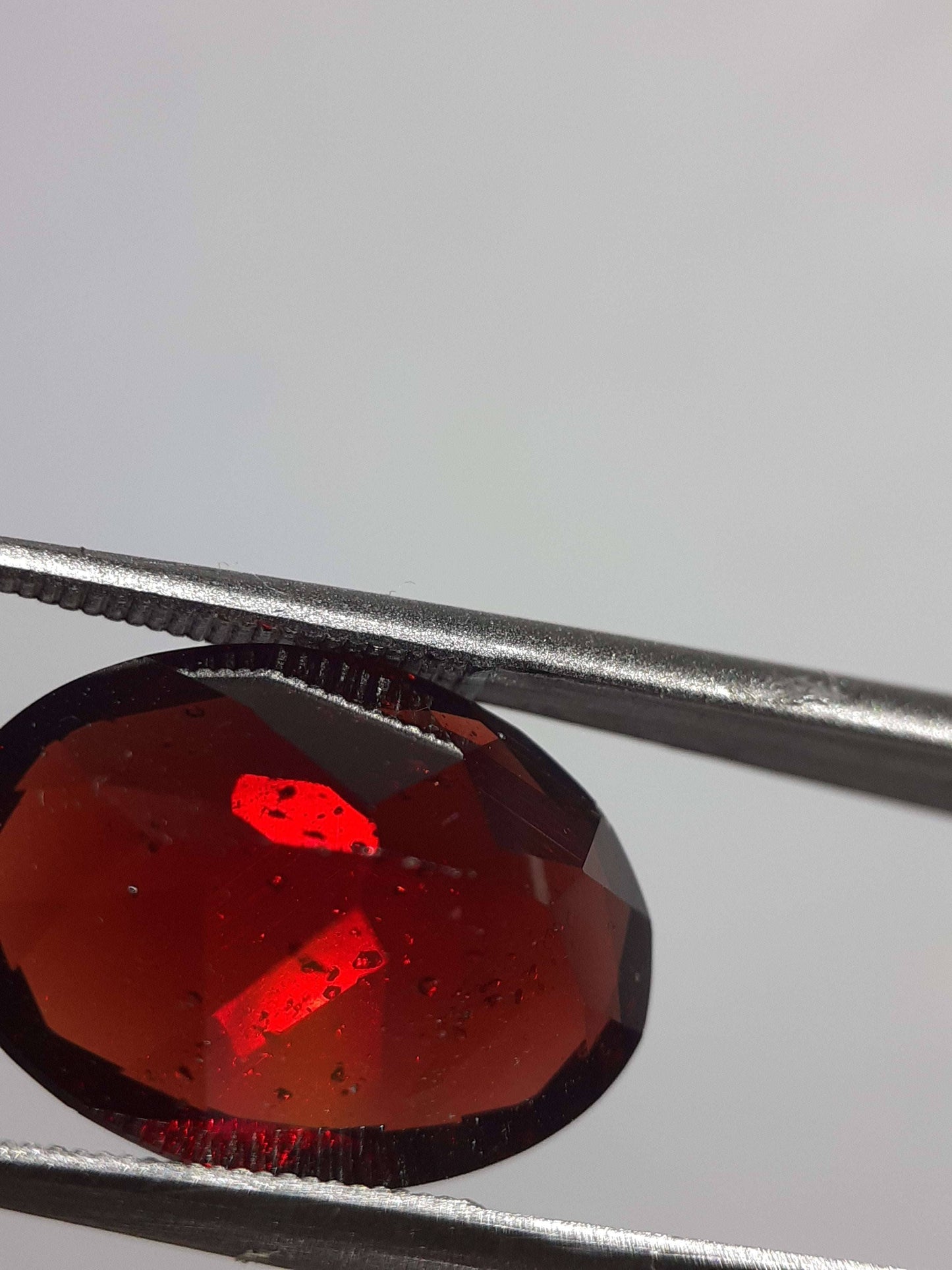 Natural orangy red Garnet - 6.14 ct - Oval - unheated - Africa - certified by NGB - Natural Gems Belgium