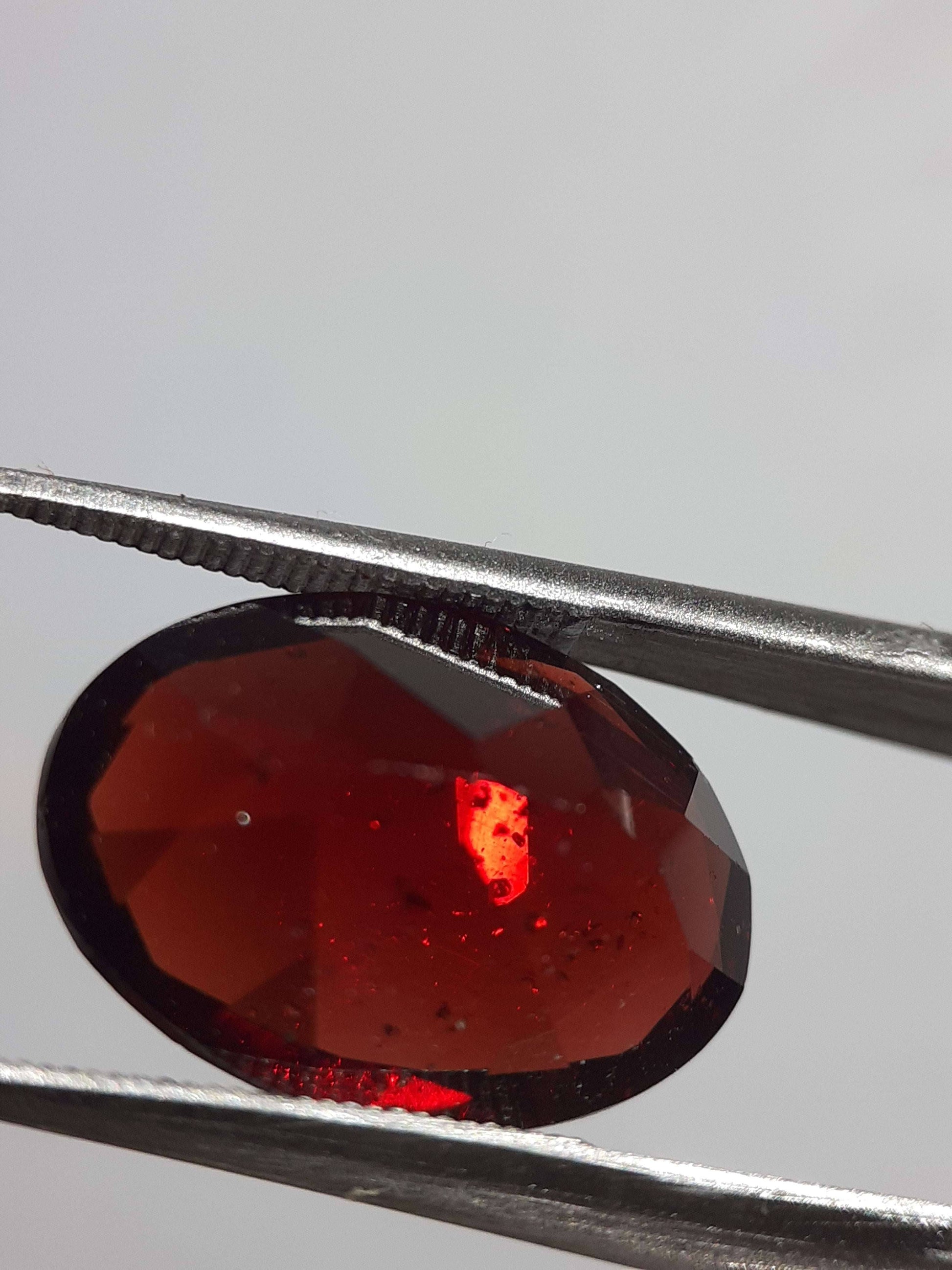 Natural orangy red Garnet - 6.14 ct - Oval - unheated - Africa - certified by NGB - Natural Gems Belgium